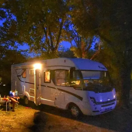 Emplacement Tente, Caravane 120 M2 *